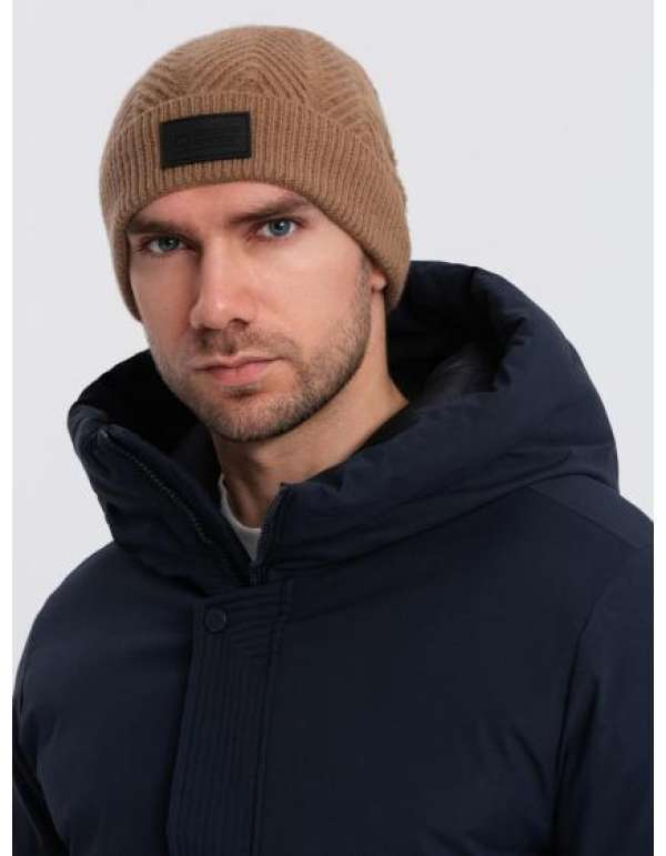 Férfi kötött sapka pulóverszövéssel és foltokkal - világosbarna V4