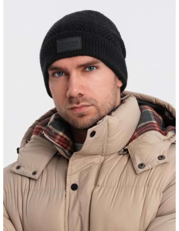 Férfi pulóveres kötött sapka applikációval - fekete V1