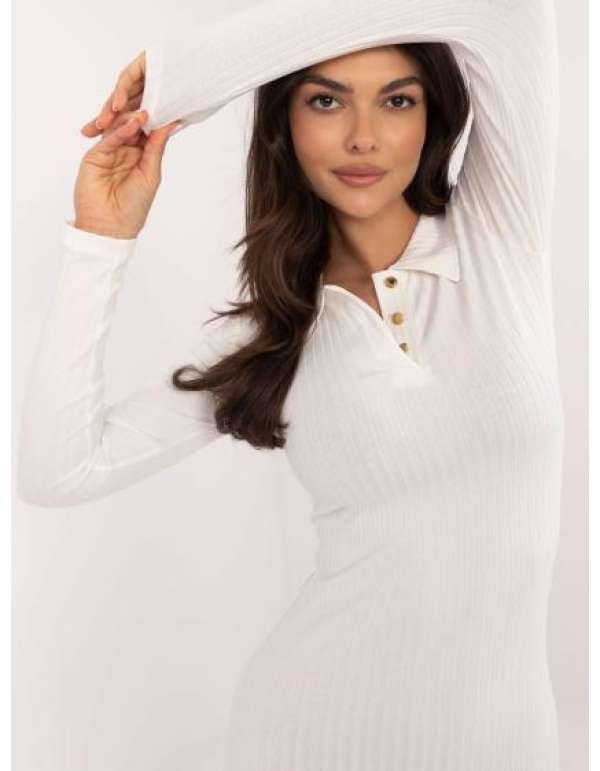 Alapvető ekrü ruha gombokkal a nyakkivágásnál