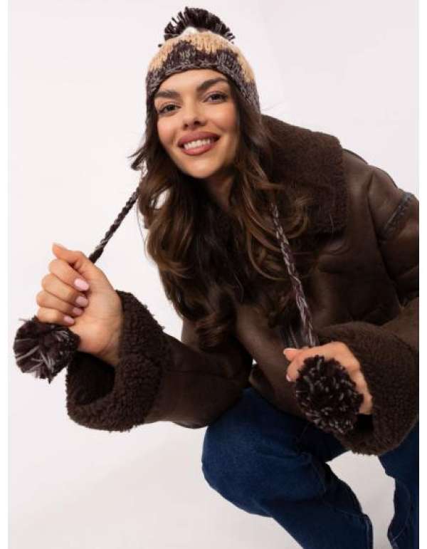 Barna női sapka fodrokkal és fülvédővel