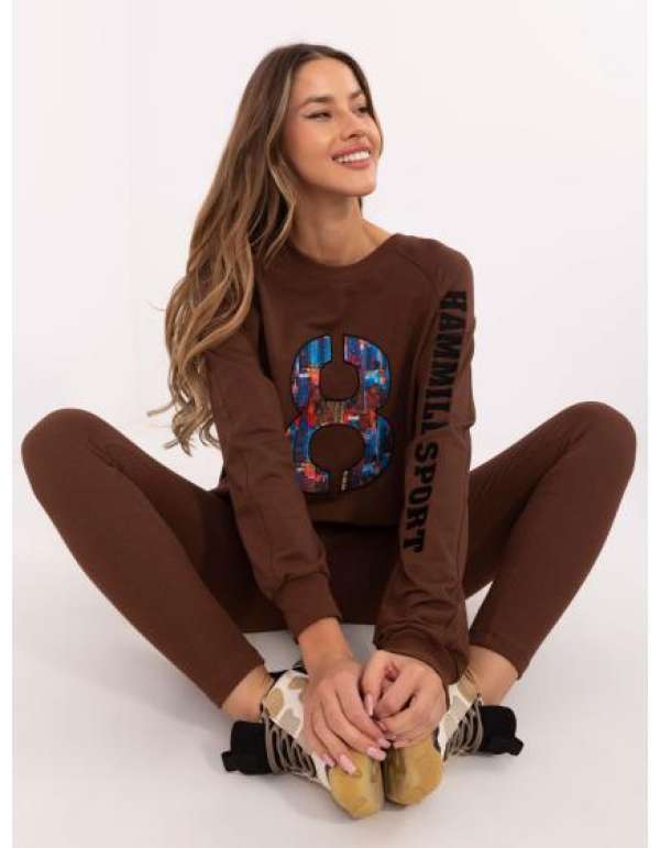 Barna szabadidőruha túlméretezett pulóverrel