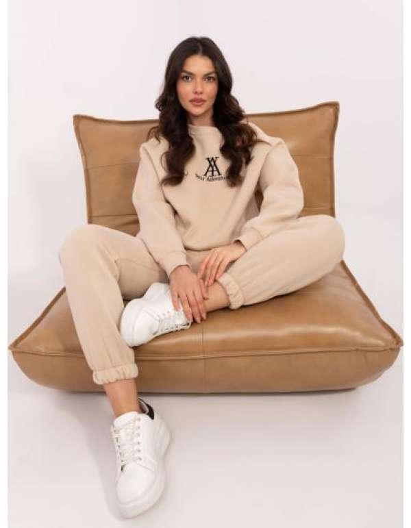 Bézs színű, szigetelt tréningruha hímzéssel