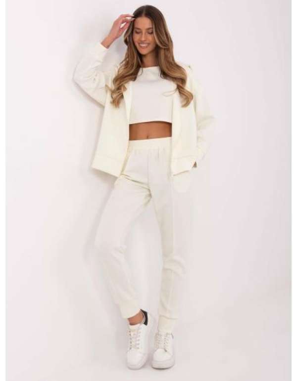 Krémszínű háromrészes tréningruha felsővel