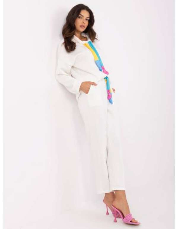 Ecru tréningruha egyenes szárú nadrággal