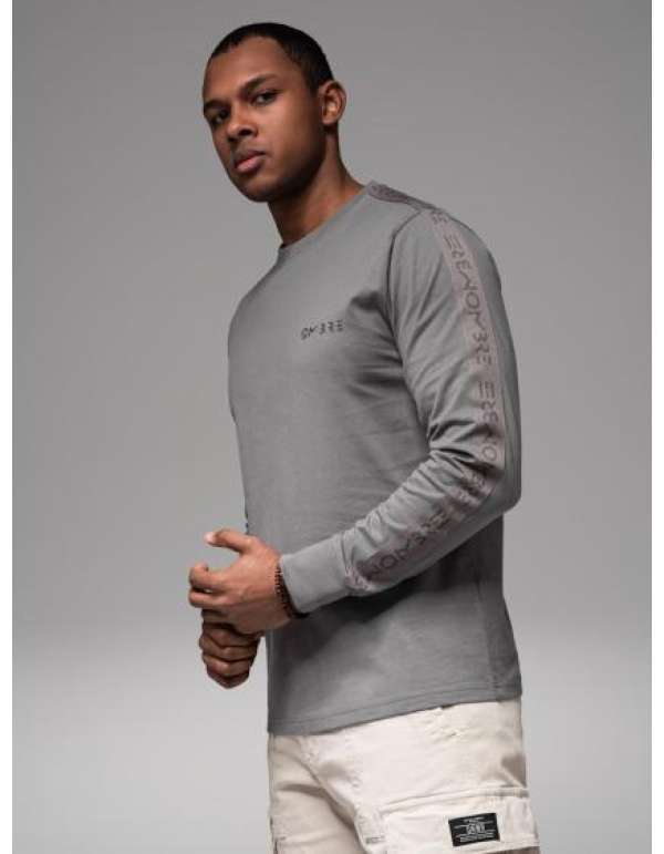 Férfi pamut hosszú ujjú póló csíkos nyakkivágással, paszományozással és mellkasnyomattal - szürke V5 OM-LSCL-0127