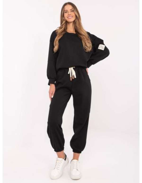 Fekete kétrészes szett túlméretezett blúzzal