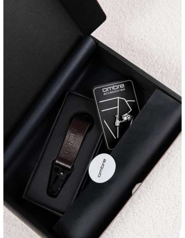 Ajándékkészlet férfiaknak utazói stílusban – ezüst bross és kulcstartó – Z105