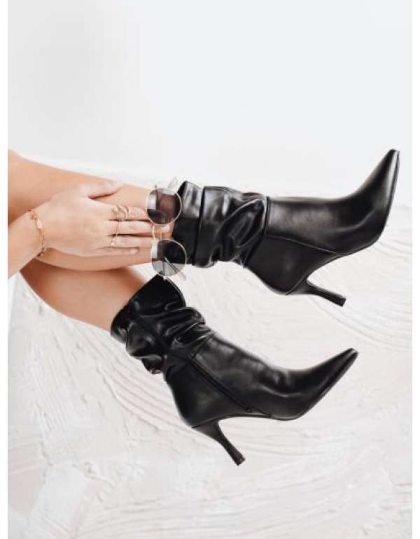 Bokacsizma sarokkal, gyűrt felsőrésszel, fekete