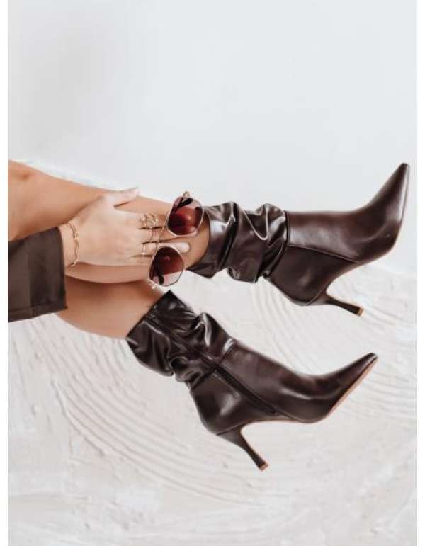 Barna bokacsizma magas sarkú, gyűrt felsőrésszel