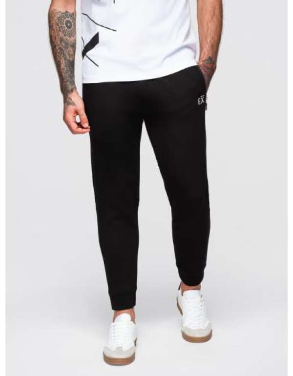 Férfi melegítőnadrág bordás szárral és gumibélyegzéssel – fekete V1 OM-PASK-0223