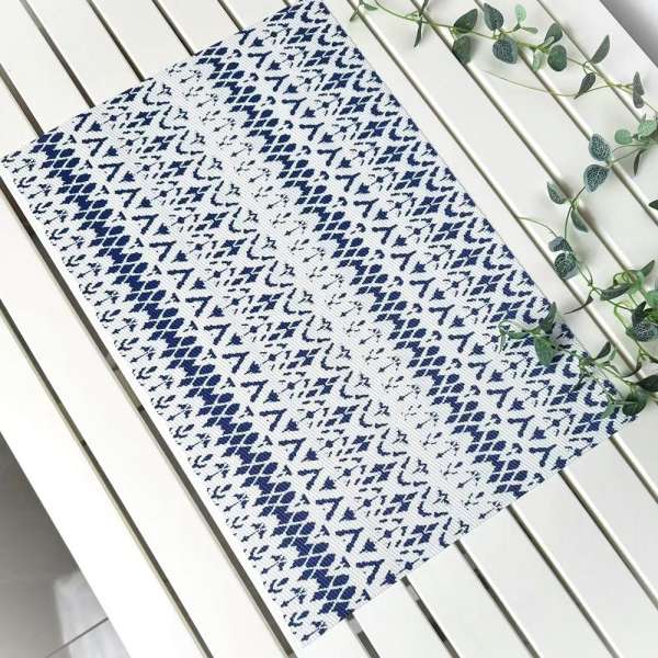 Fehér - kék színű motívumos alátét