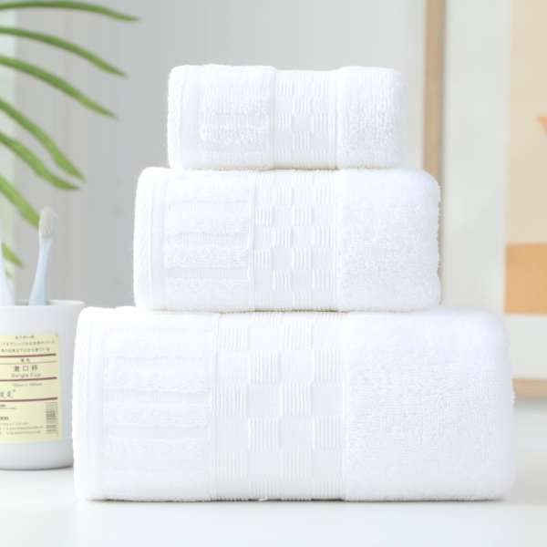 Tartanica fehér színű törölköző - 70x140 cm