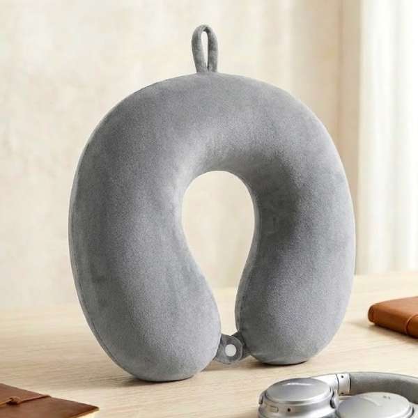 Világosszürke színű memóriahabos nyakpárna