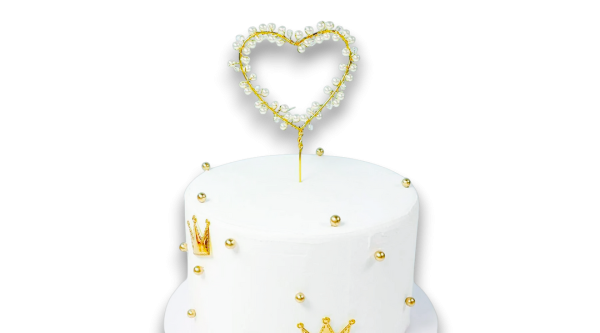 Gyöngyökkel díszített szív alakú beszúró tortadísz, arany színű
