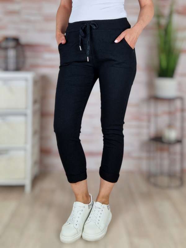 Gyűrt fazonú, gumis derekú, fekete nadrág S-M-L