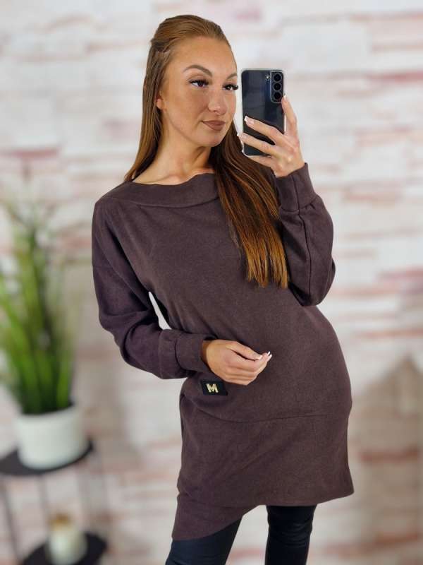 Alján átlapolt, csónaknyakú, gépi kötött anyagú ruha S-M