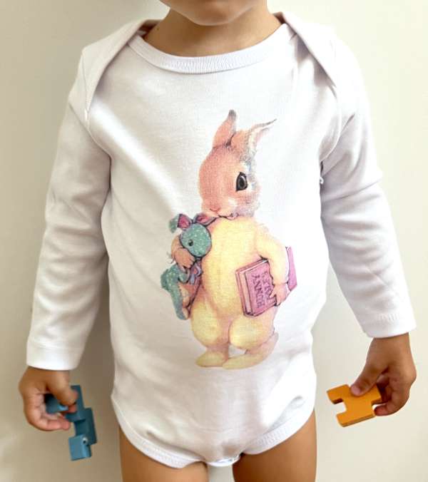 Egyedi baba body, hosszú ujjú- Nyuszika játékokkal Méret: 62 (2-4hó)