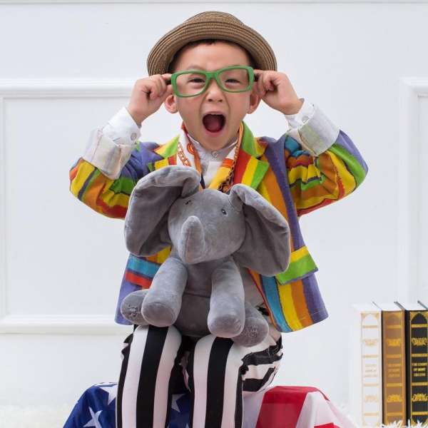 Zenélő plüss elefánt