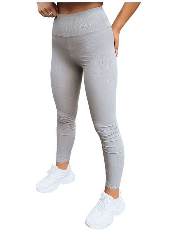 szürke leggings néz rám