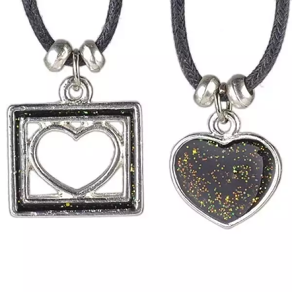 Nyaklánc két szív - telt és egy négyzetben található