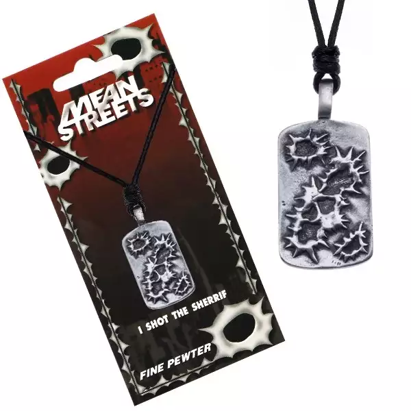 Fekete nyaklánc medállal, golyók utáni lövésnyomok a táblán