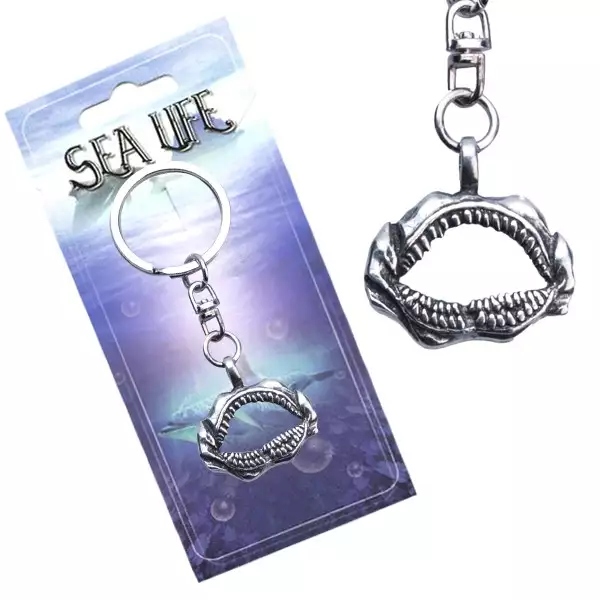 Ezüst színű kulcstartó, széttátott cápa száj
