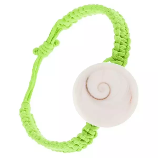 Fonott karkötő zöld zsinórókból, fehér kerek kagyló