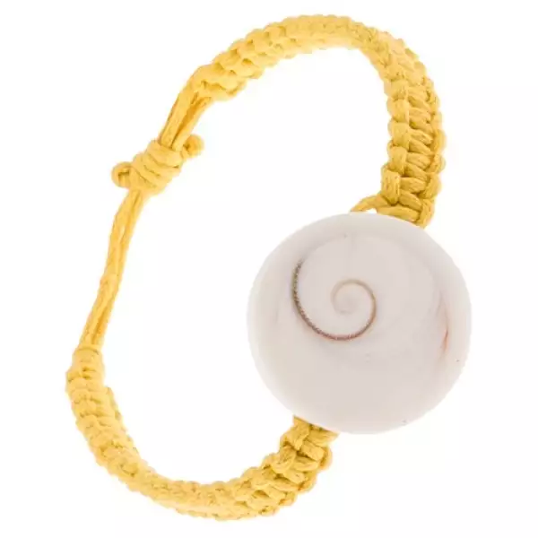 Zsinóros karkötő sárga színben, kerek kagyló imitáció