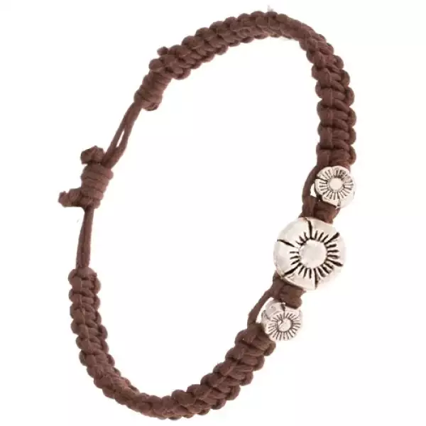 Gesztenyebarna színű fonott zsinóros karkötő, három patinált virág