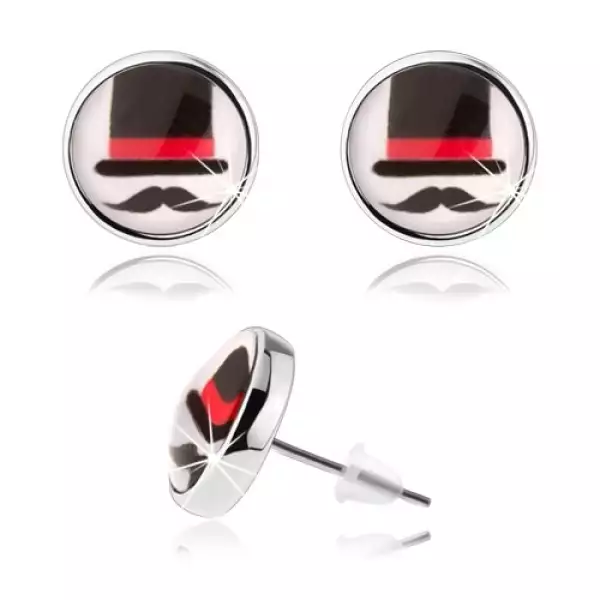 Bedugós cabochon fülbevaló, átlátszó fénymáz, cilinder és bajusz, fehér háttér