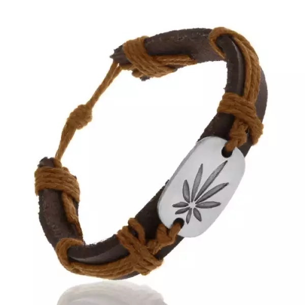 Barna műbőr karkötő zsinórokkal, ovális érem marihuána levéllel