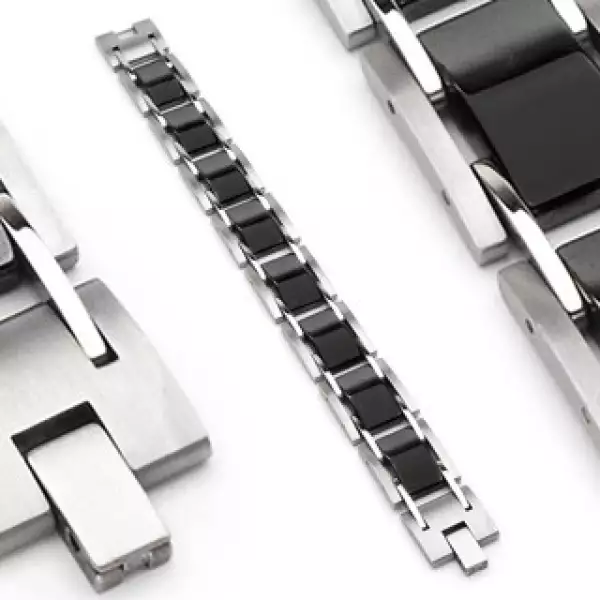 Sebészeti acél karkötő, téglalap alakú elemek, fekete és ezüst szín