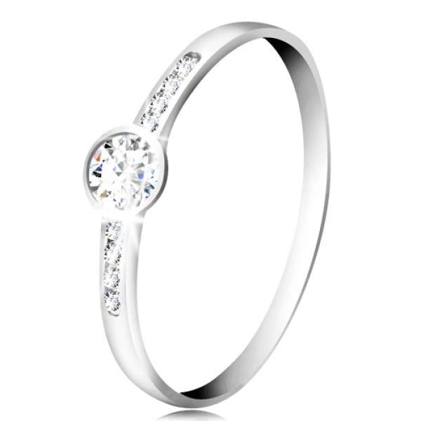 Gyűrű fehér 14K aranyból - kerek átlátszó cirkónia, vékony cirkóniás sávok az oldalakon - Nagyság_ 52