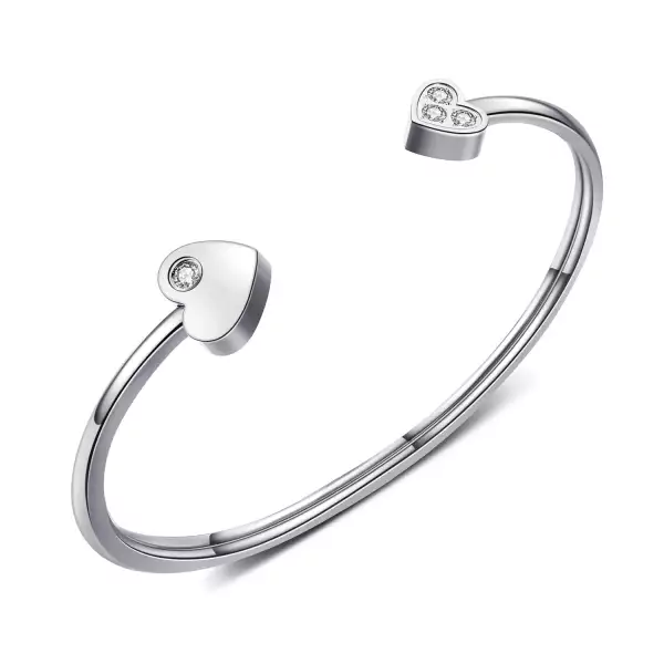 Karkötő rozsdamentes acélból - fényes ív cirkóniával kirakott szívvel, ezüst színű