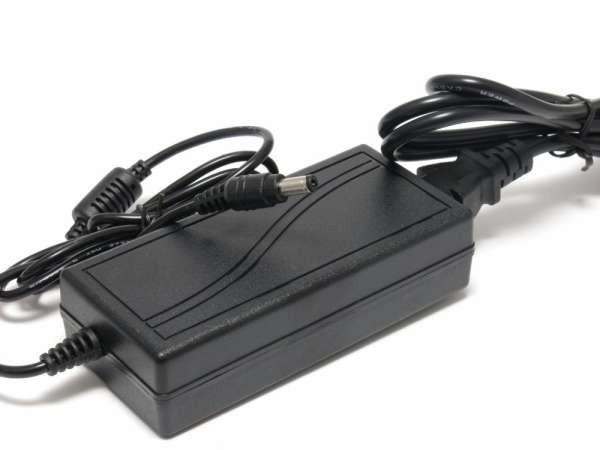 LED trafó 12V IP20 24W /2A 230V csatlakozóval1 év garancia