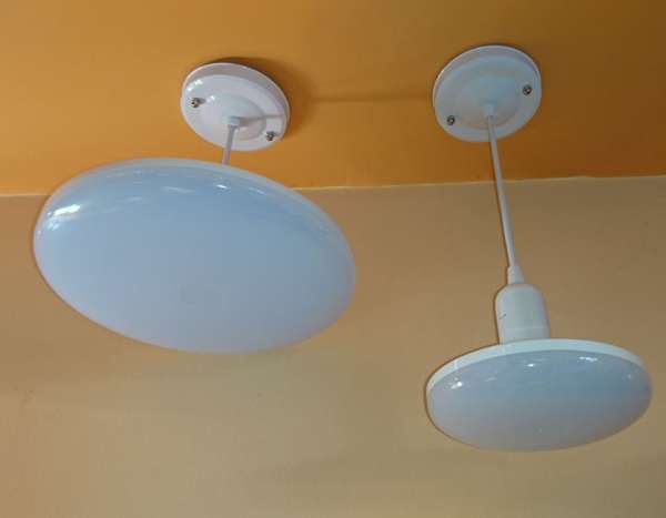 LED ufo lámpa 18W KözépFehér 1600 Lumen kör alakú önálló lámpa E27 foglalattal 2 év garancia