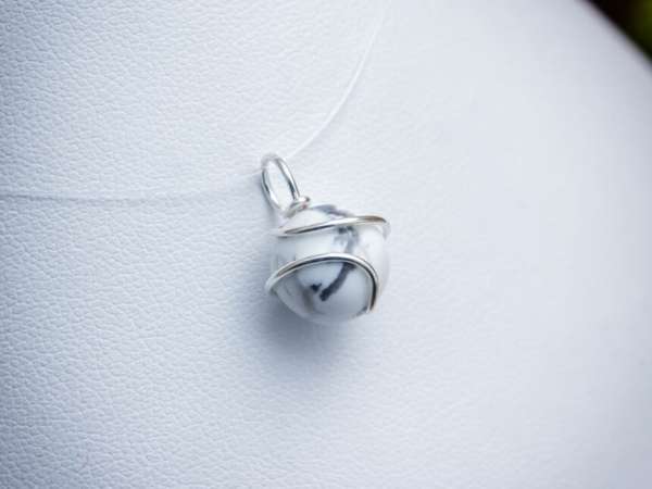 Howlit ezüst színű drót medál