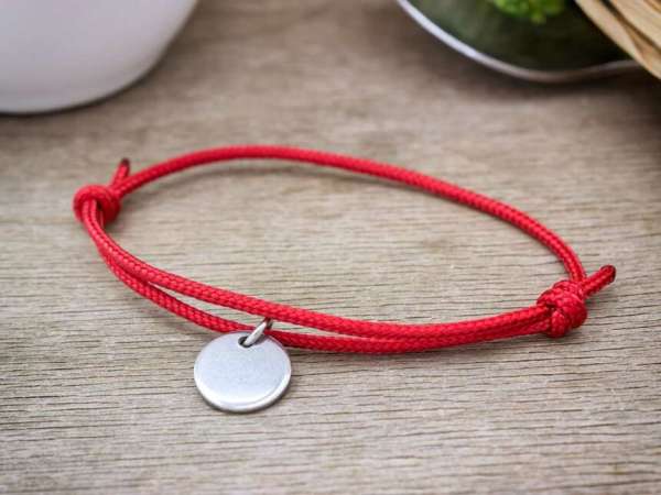 Gravírozható kerek medálos vörös paracord karkötő