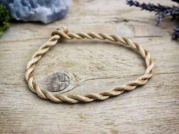 Gondoskodás barna textil karkötő