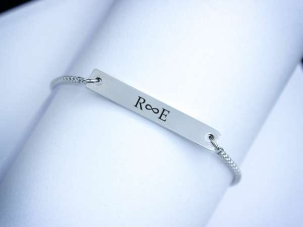 Végtelen szeretet egyedi acél lap medálos karlánc