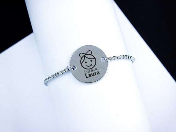 Baba emlékőrző egyedi acél kör medálos karlánc Lányom