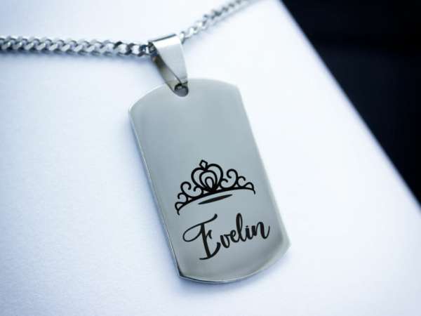 Királynő egyedi acél téglalap medálos nyaklánc