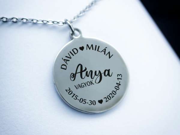 Anya vagyok egyedi acél kör medálos nyaklánc