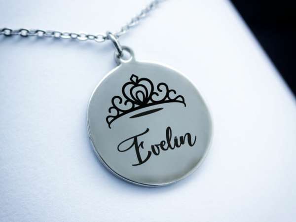 Királynő egyedi acél kör medálos nyaklánc