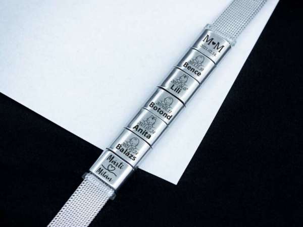 Egyedi 7 medálos MoMents acél karkötő