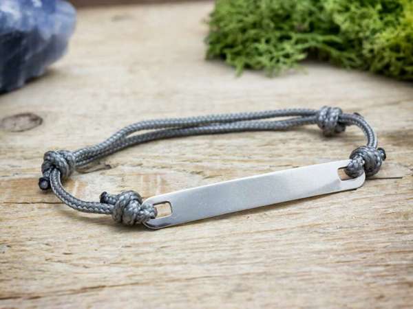 Gravírozható lapbetétes sötétszürke microcord karkötő