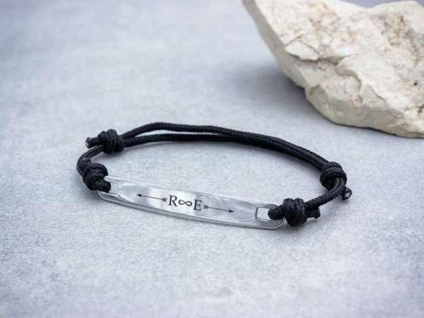 Egyetlen egyedi lapbetétes fekete microcord karkötő