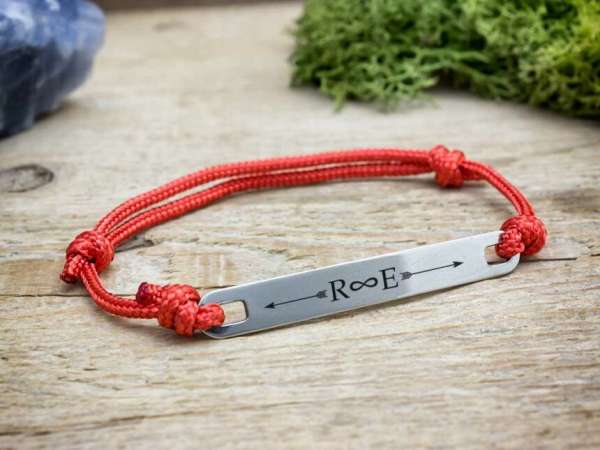 Egyetlen egyedi lapbetétes vörös microcord karkötő