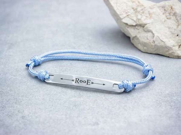 Egyetlen egyedi lapbetétes babakék microcord karkötő