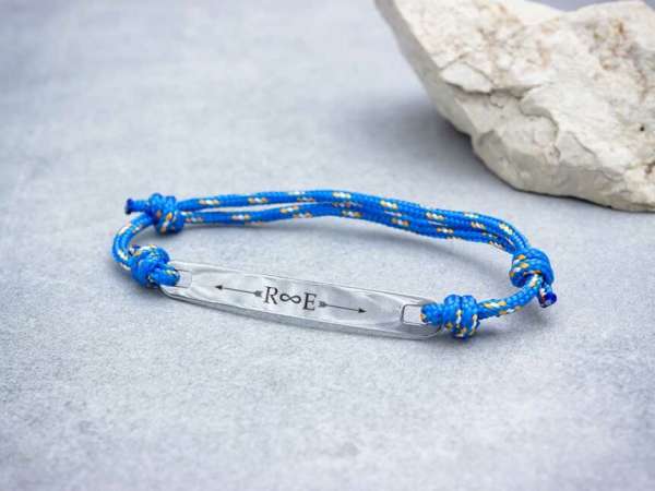 Egyetlen egyedi lapbetétes kék mintás microcord karkötő